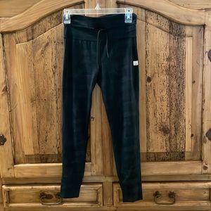 Vuori daily legging in black camo size medium